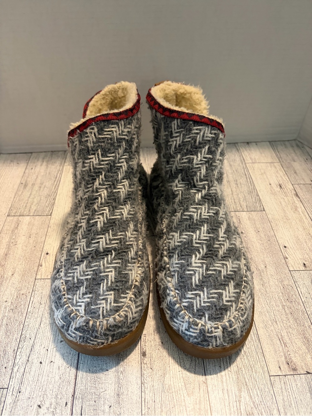 Sanuk Nice Bootah Shoes Womens Size 9 Gray Bootie Slippers Sherpa Lined Slip On - Picture 2 of 8